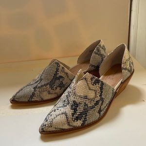 Chinese Laundry MATCHA Sunbleached Snake PU Size 7.5 Flat/Loafer